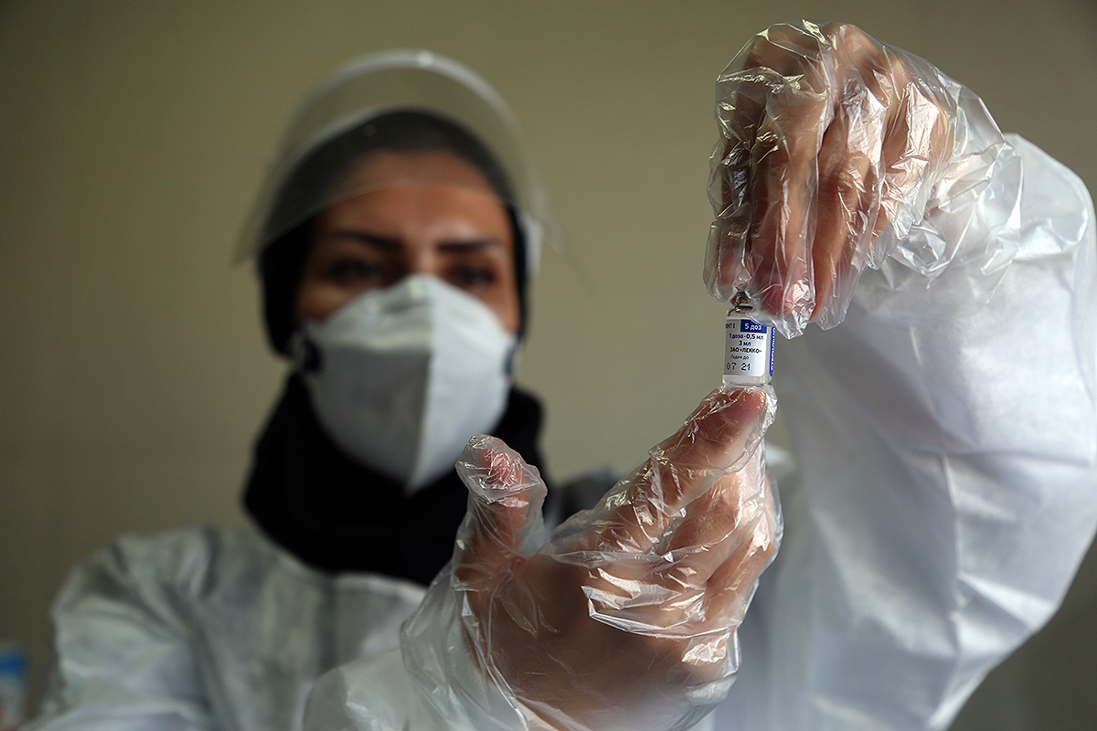 تزریق اولین واکسن  علیه بیماری کووید19 در خراسان شمالی